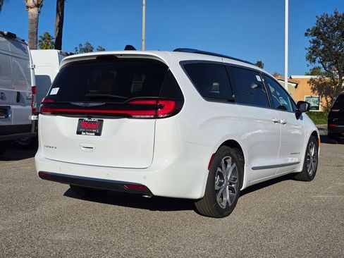 New 2026 Chrysler Pacifica Pinnacle image 4