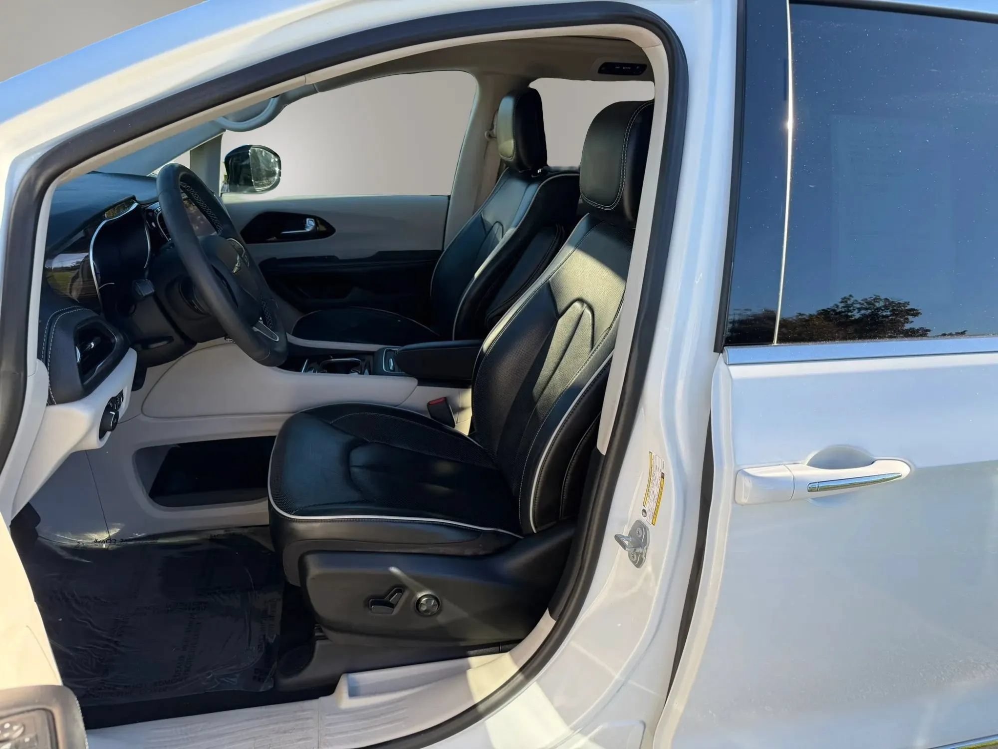 Used 2023 Chrysler Pacifica Limited w/ Uconnect Theater Family Group FWD image 2