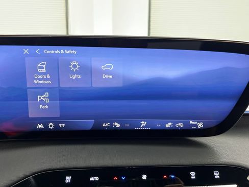 Used 2025 Buick Enclave Preferred AWD/4WD image 69