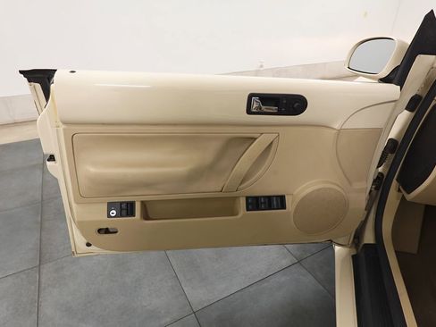 Used 2009 Volkswagen Beetle S image 6