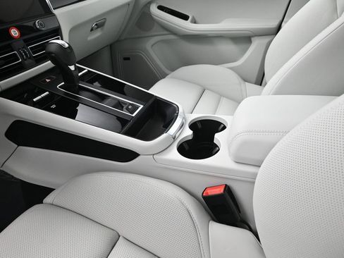 New 2026 Porsche Macan image 22