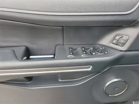 Used 2024 Ford Expedition Max XLT image 12