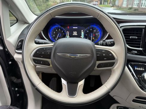 Used 2020 Chrysler Pacifica Limited image 9