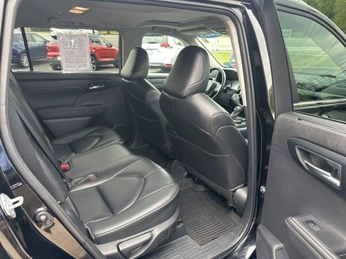 Used 2023 Toyota Highlander XLE image 36