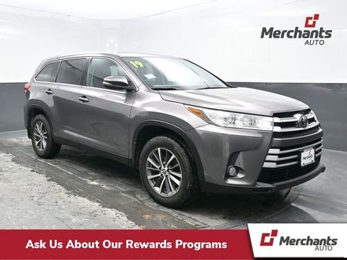 Used 2019 Toyota Highlander XLE image 1