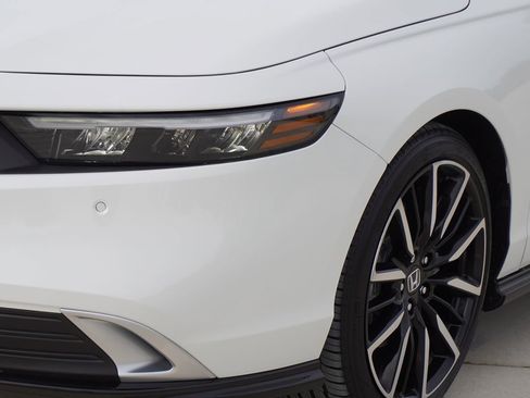 Used 2023 Honda Accord Touring image 2