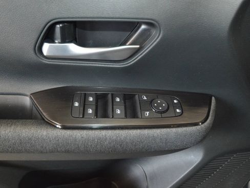 Used 2025 Nissan Kicks SV AWD/4WD image 33