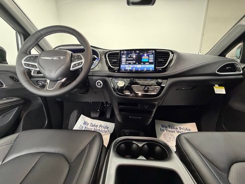 New 2026 Chrysler Pacifica Select image 12
