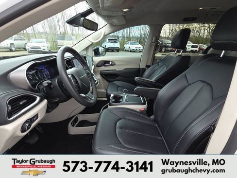 Used 2024 Chrysler Pacifica Touring-L FWD image 15
