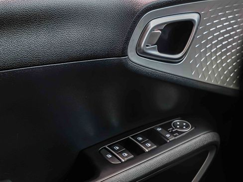 Certified 2025 Kia Soul LX w/ LX Technology Package FWD image 22