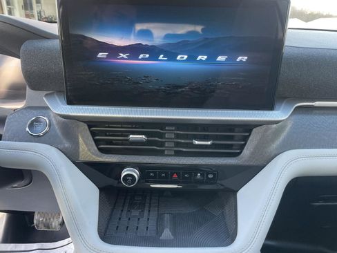 Used 2025 Ford Explorer Platinum w/ LUX Leather Package image 17