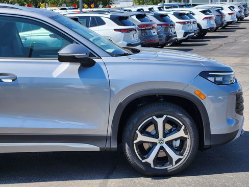 New 2025 Volkswagen Tiguan SE image 7