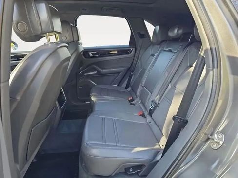 Used 2022 Porsche Cayenne Platinum Edition image 13