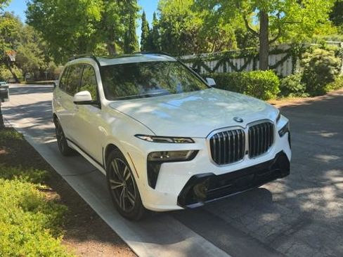 Used 2024 BMW X7 xDrive40i w/ M Sport Package AWD/4WD image 4