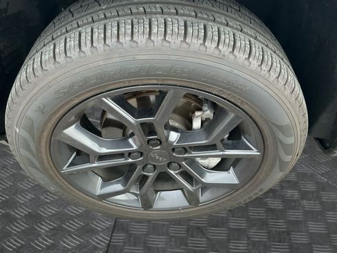 Used 2025 Jeep Grand Cherokee Limited AWD/4WD image 14