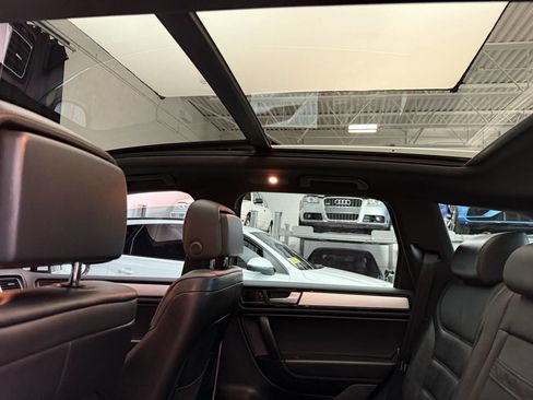 Used 2014 Volkswagen Touareg VR6 image 23