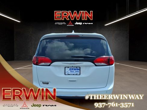 Used 2017 Chrysler Pacifica Touring-L FWD image 6