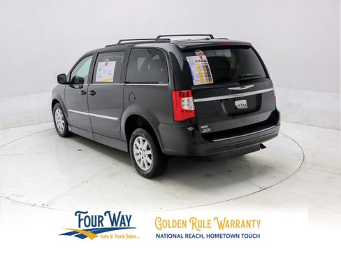 Used 2014 Chrysler Town & Country Touring image 7