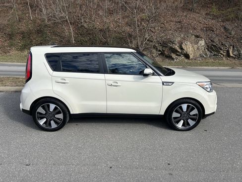 Used 2016 Kia Soul ! w/ Premium Package image 8