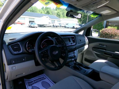Used 2018 Kia Sedona L image 11