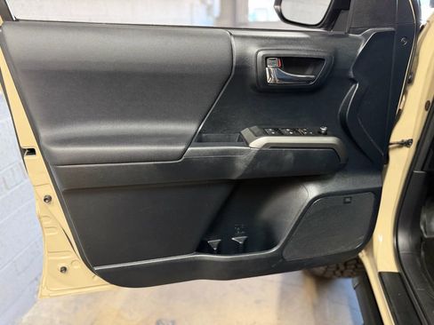 Used 2016 Toyota Tacoma TRD Off-Road image 17