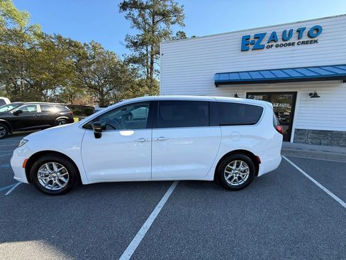 Used 2024 Chrysler Pacifica Touring-L image 1