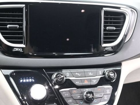 Used 2023 Chrysler Pacifica Touring-L FWD image 23