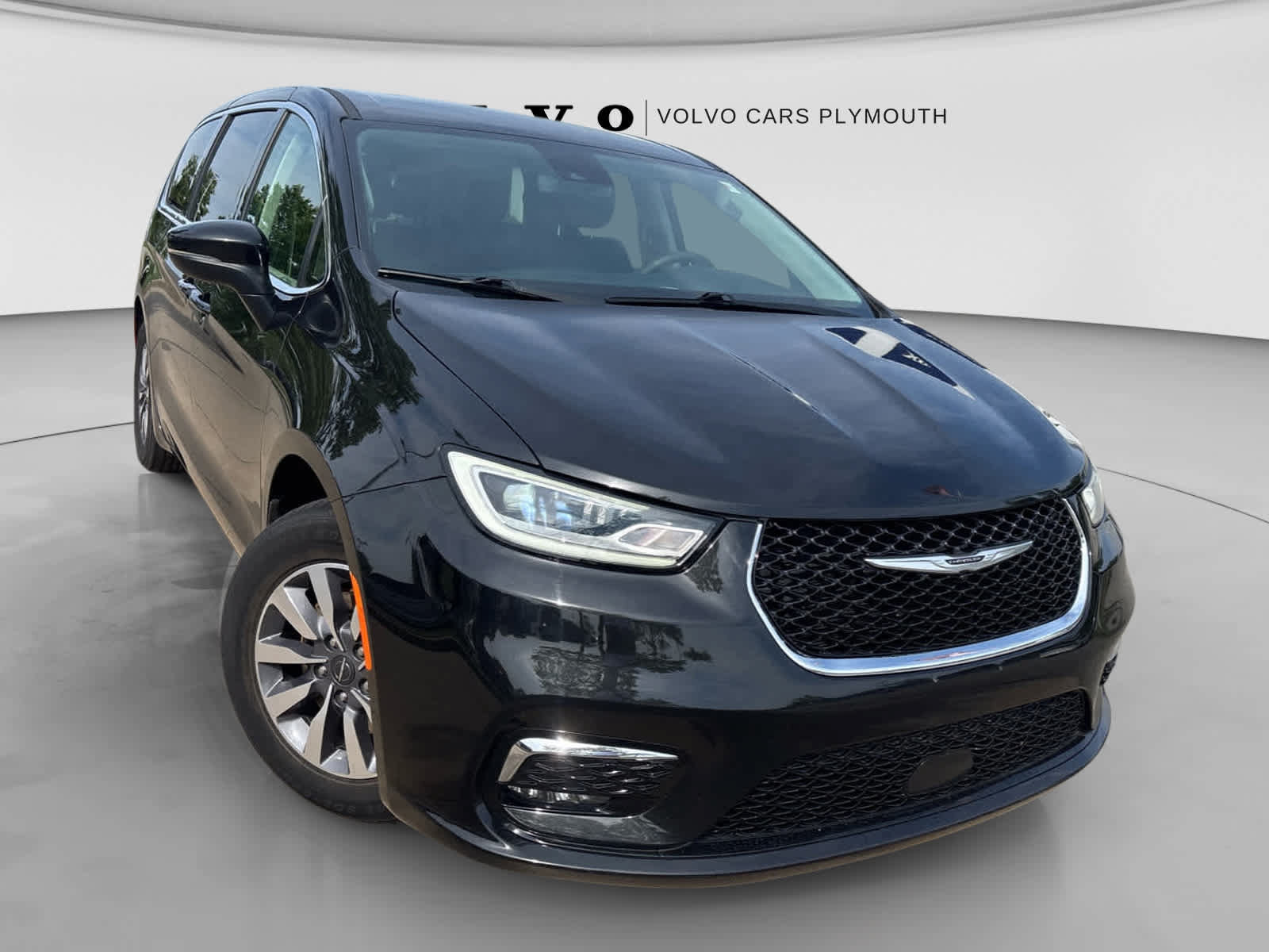 Used 2023 Chrysler Pacifica Touring-L FWD image 2