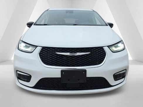 Used 2024 Chrysler Pacifica Limited FWD image 2