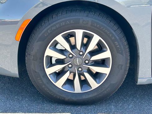 Used 2021 Chrysler Pacifica Touring FWD image 13