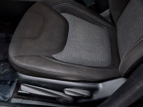 Used 2019 Jeep Cherokee Latitude w/ Cold Weather Group image 14