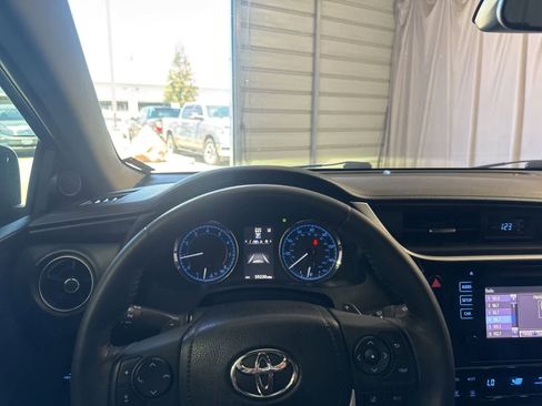 Used 2018 Toyota Corolla SE w/ Carpet Mat Package (TMS) FWD image 24