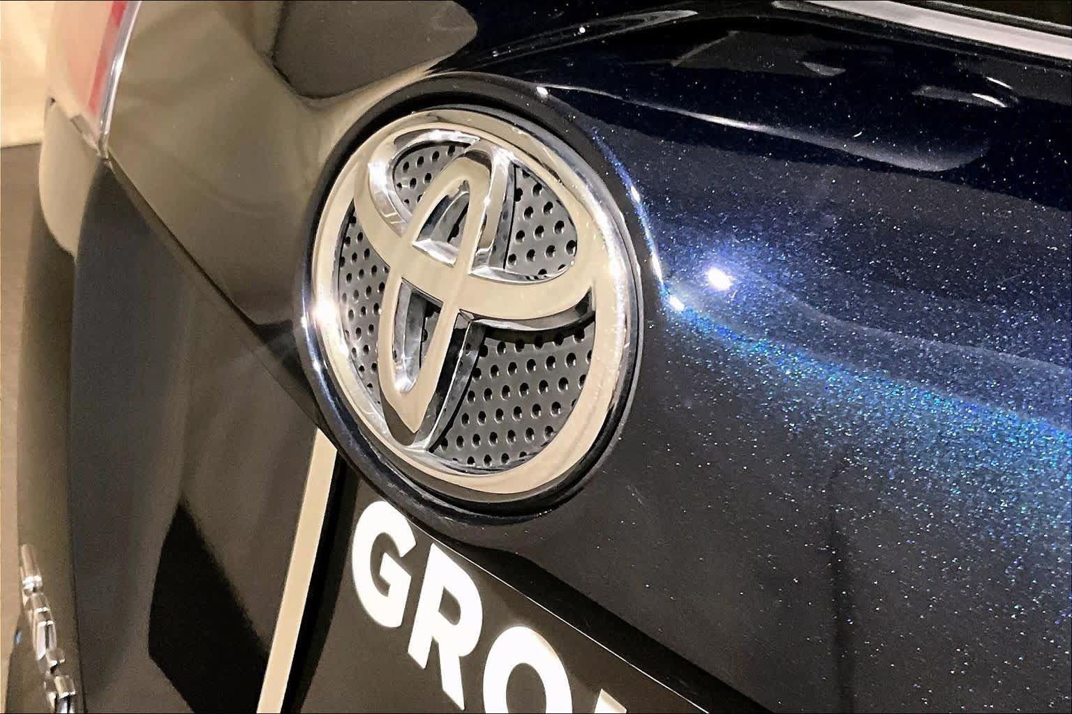 Used 2017 Toyota RAV4 XLE AWD/4WD image 32