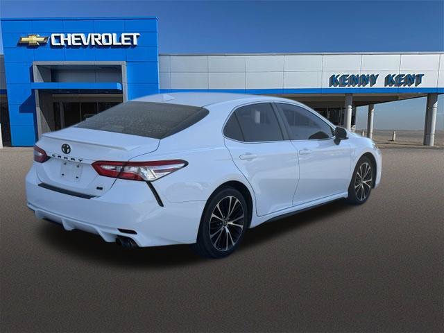 Used 2020 Toyota Camry SE w/ Blackout Package FWD image 5
