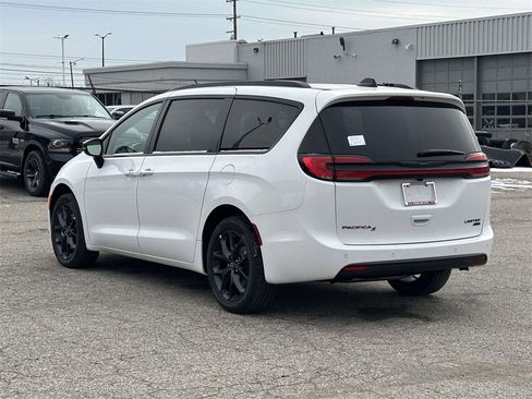 New 2026 Chrysler Pacifica Limited image 5