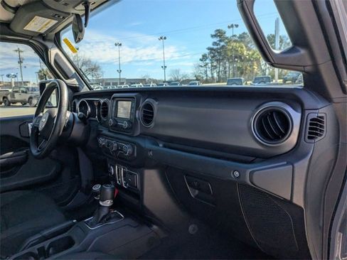 Used 2021 Jeep Gladiator Sport image 38