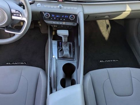 Used 2024 Hyundai Elantra SEL image 18