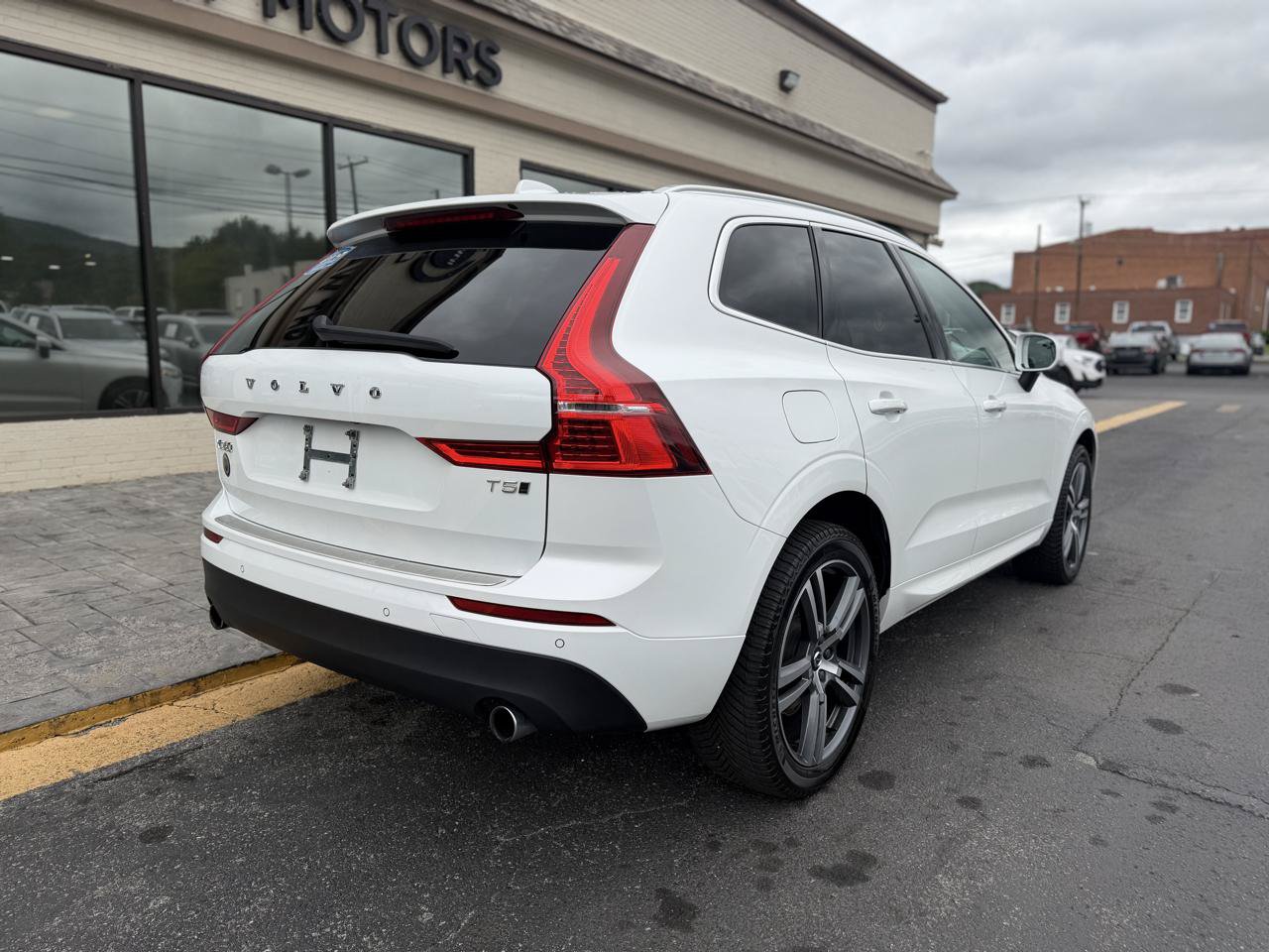 Used 2020 Volvo XC60 T5 Momentum w/ Protection Package Premier AWD/4WD image 3
