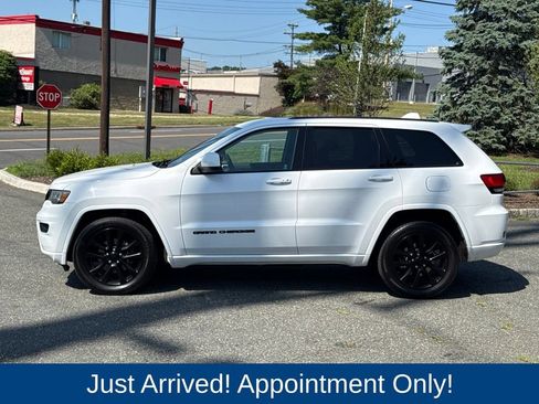 Used 2018 Jeep Grand Cherokee Altitude AWD/4WD image 4
