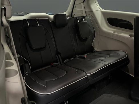 Used 2023 Chrysler Pacifica Limited image 33