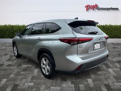 Used 2023 Toyota Highlander LE FWD image 2
