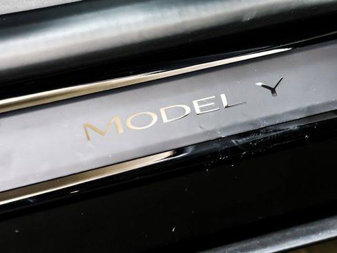 Used 2023 Tesla Model Y Long Range image 9