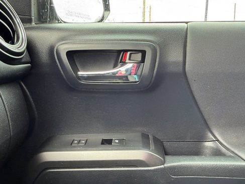 Used 2019 Toyota Tacoma TRD Sport w/ Technology Package image 17