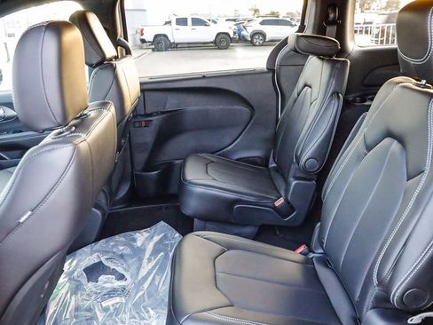 New 2026 Chrysler Pacifica Select w/ S Appearance Package image 19