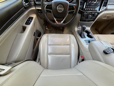Used 2019 Jeep Grand Cherokee Overland AWD/4WD image 16