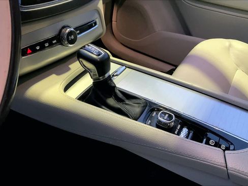 Used 2017 Volvo XC90 T5 Momentum w/ Vision Package image 17