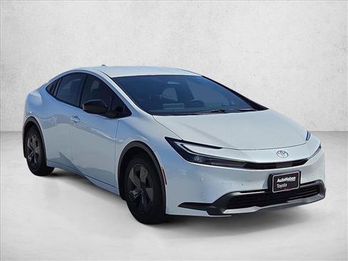Used 2024 Toyota Prius LE FWD image 3