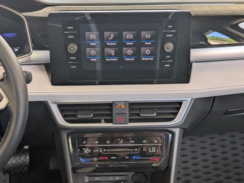 Used 2025 Volkswagen Taos SE w/ Panoramic Sunroof Package FWD image 26