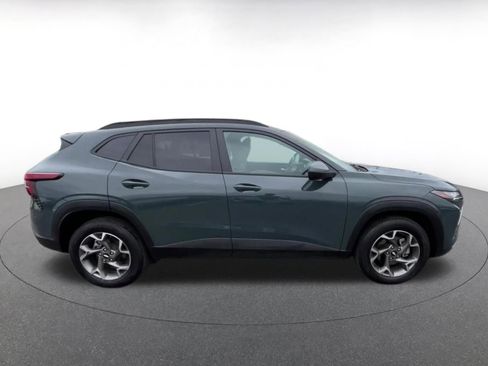 Used 2025 Chevrolet Trax LT FWD image 16