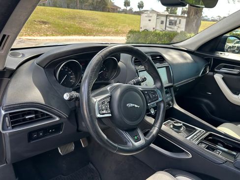 Used 2020 Jaguar F-PACE R-Sport image 31